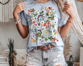 Beere T-shirt: Blumen Cottagecore Shirt, botanische Erdbeere T-Shirt