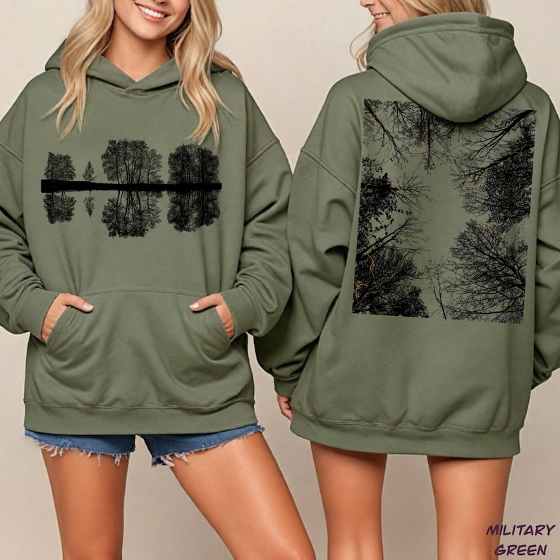 K&ouml;nnte beinhalten: Milit&auml;rgr&uuml;ner Kapuzenpullover mit einem schwarzen Baumreflexionsdesign auf der Vorderseite und einer Baumkronen-Grafik auf der R&uuml;ckseite. Der Hoodie hat eine Kapuze und eine Vordertasche.