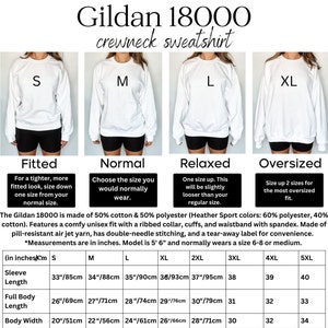 K&ouml;nnte beinhalten: Gr&ouml;&szlig;entabelle f&uuml;r Gildan 18000 Crewneck-Sweatshirts. Die Tabelle zeigt die Ma&szlig;e in Zoll und Zentimetern f&uuml;r verschiedene Gr&ouml;&szlig;en von S bis 5XL. Die Tabelle enth&auml;lt auch Beschreibungen der Passform f&uuml;r jede Gr&ouml;&szlig;e: Eng anliegend, Normal, Locker und &Uuml;bergr&ouml;&szlig;en.
