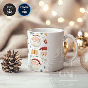 Puede incluir: Taza de cerámica blanca con un diseño festivo de Papá Noel, con gorros rojos y barbas blancas. La taza tiene un asa curva y está decorada con elementos navideños. El fondo incluye una piña y luces borrosas.