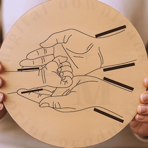 Benutzerdefinierte Familie Hand geschnitten Datei - Baby Armband Halter Display für Glowforge, personalisierte Kinderzimmer Kunst, Neugeborenen Ankunft Memory Zeichen