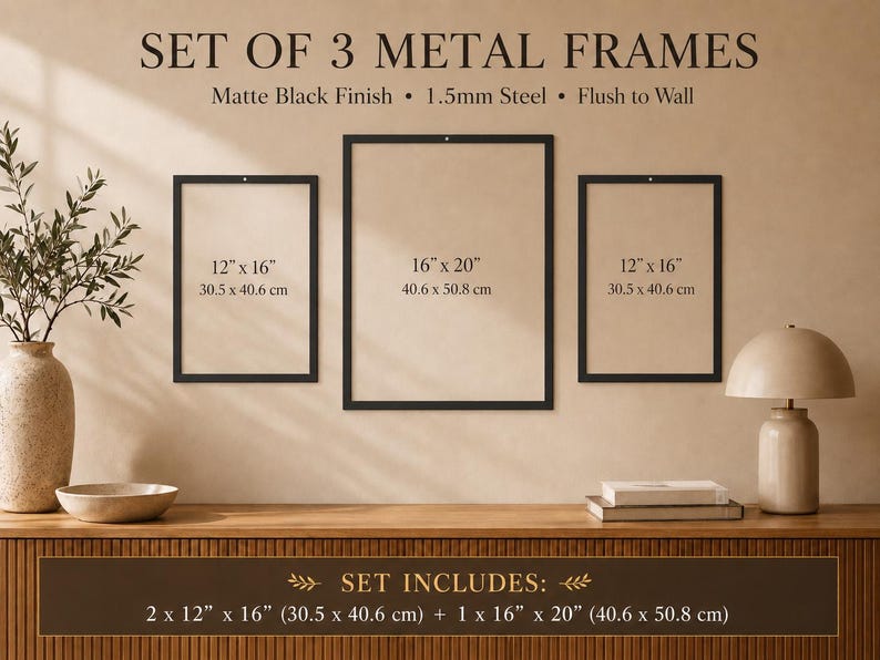 Op de afbeelding: Een set van drie rechthoekige metalen lijsten met een matzwarte afwerking en 1,5 mm stalen constructie. De set bevat twee lijsten van 30,5 cm x 40,6 cm en &eacute;&eacute;n lijst van 40,6 cm x 50,8 cm. De tekst op de afbeelding luidt SET OF 3 METAL FRAMES.