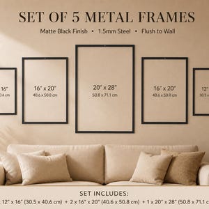 Op de afbeelding: Een set van 5 matzwarte metalen lijsten van 1,5 mm staal, ontworpen om vlak tegen de muur te hangen. De set bevat twee lijsten van 30,5 x 40,6 cm, twee lijsten van 40,6 x 50,8 cm en &eacute;&eacute;n lijst van 50,8 x 71,1 cm, symmetrisch opgesteld.
