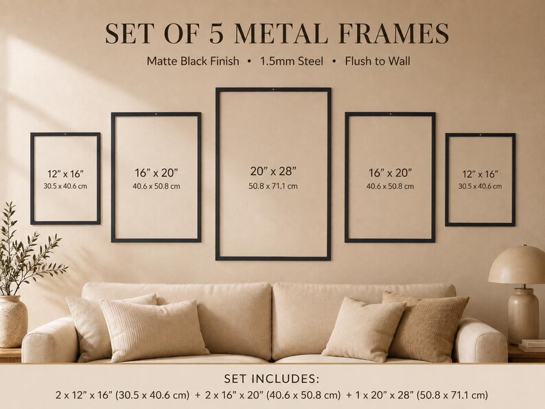 Op de afbeelding: Een set van 5 matzwarte metalen lijsten van 1,5 mm staal, ontworpen om vlak tegen de muur te hangen. De set bevat twee lijsten van 30,5 x 40,6 cm, twee lijsten van 40,6 x 50,8 cm en &eacute;&eacute;n lijst van 50,8 x 71,1 cm, symmetrisch opgesteld.