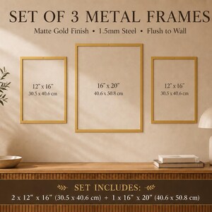 Op de afbeelding: Een set van drie rechthoekige metalen lijsten met een matte gouden afwerking en een 1,5 mm stalen constructie. De set bevat twee lijsten van 30,5 cm bij 40,6 cm en &eacute;&eacute;n lijst van 40,6 cm bij 50,8 cm, ontworpen om vlak tegen de muur te hangen.