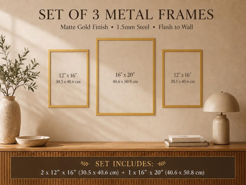 Op de afbeelding: Een set van drie rechthoekige metalen lijsten met een matte gouden afwerking en een 1,5 mm stalen constructie. De set bevat twee lijsten van 30,5 cm bij 40,6 cm en &eacute;&eacute;n lijst van 40,6 cm bij 50,8 cm, ontworpen om vlak tegen de muur te hangen.