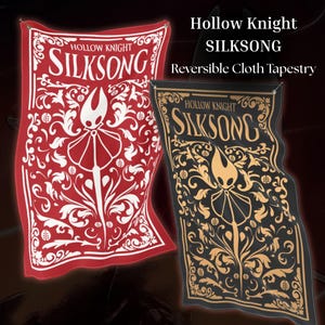 Puede incluir: Tapiz de tela reversible con el texto "Hollow Knight SILKSONG". Un lado es rojo con diseños florales y de personajes blancos, el otro es negro con diseños dorados. Incluye ojales para colgar.