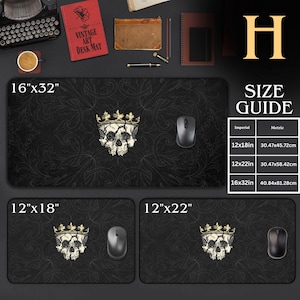 Puede incluir: Una alfombrilla de escritorio rectangular negra con un gr&aacute;fico central de un cr&aacute;neo agrietado con una corona dorada, rodeado por un sutil patr&oacute;n floral oscuro. La alfombrilla se muestra en tres tama&ntilde;os: 40,84x81,28 cm, 30,47x45,72 cm y 30,47x58,42 cm, con un rat&oacute;n.