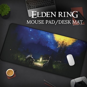 Könnte beinhalten: Eine schwarze Mauspad mit einem Sternenhimmelbild, das einen großen Baum mit leuchtenden Blättern und zwei Figuren zeigt, die an einem Lagerfeuer sitzen. Der Text "ELDEN RING MOUSE PAD/DESK MAT" ist oben auf der Mauspad in Weiß gedruckt.