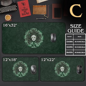 Puede incluir: Una alfombrilla de escritorio verde oscuro con una ilustraci&oacute;n circular central de Medusa con serpientes por cabello. La alfombrilla est&aacute; disponible en tres tama&ntilde;os: 30,47x45,72 cm, 30,47x58,42 cm y 40,84x81,28 cm, con un rat&oacute;n negro sobre cada superficie.