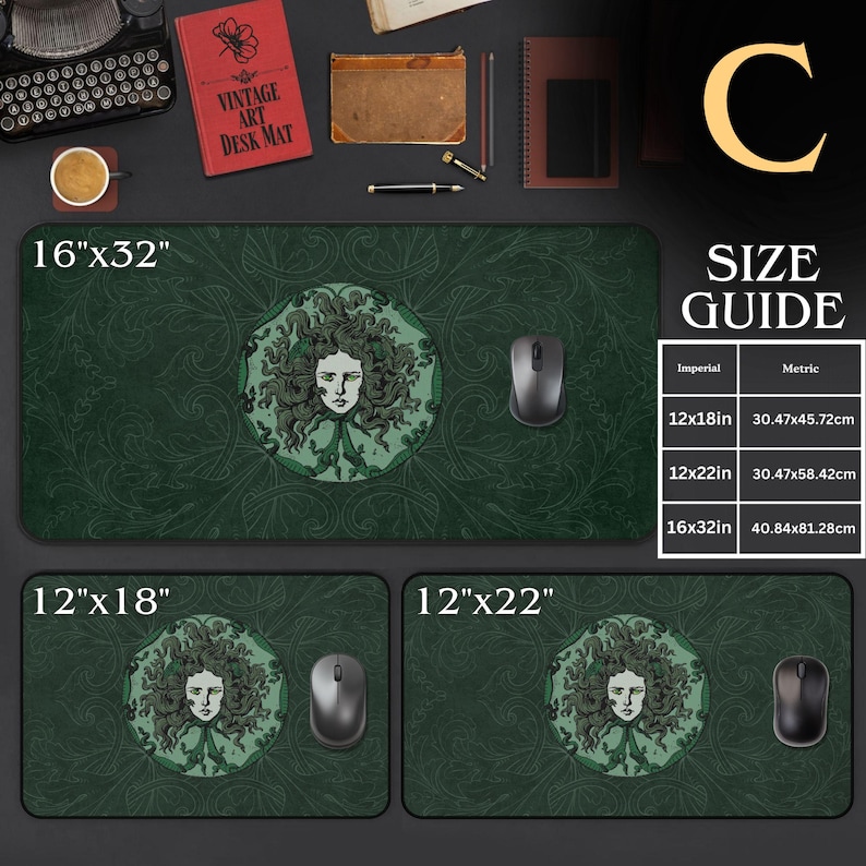 Puede incluir: Una alfombrilla de escritorio verde oscuro con una ilustraci&oacute;n circular central de Medusa con serpientes por cabello. La alfombrilla est&aacute; disponible en tres tama&ntilde;os: 30,47x45,72 cm, 30,47x58,42 cm y 40,84x81,28 cm, con un rat&oacute;n negro sobre cada superficie.