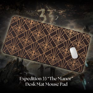 Könnte beinhalten: Eine schwarze und goldene geometrische Muster-Tischmatte mit der Aufschrift "Expedition 33 "The Manor" Desk Mat Mouse Pad".