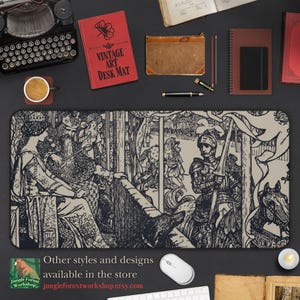 Puede incluir: Una ilustración en blanco y negro de una escena medieval con un caballero a caballo, un rey y una reina en un trono y un perro. La ilustración está impresa en una alfombrilla de ratón beige con el texto "Vintage Art Desk Mat" y "Otros estilos y diseños disponibles en la tienda jungleforestworkshop.etsy.com".