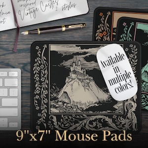 Puede incluir: Una alfombrilla de ratón rectangular con una ilustración en negro y beige de un castillo sobre una colina, rodeada por un borde floral decorativo. La alfombrilla tiene el texto blanco Available in multiple colors y 9"x7" Mouse Pads.