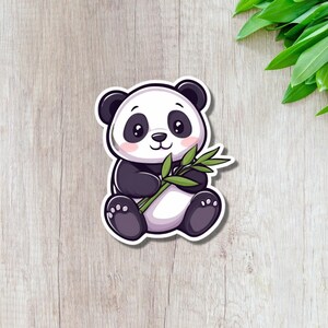 Pegatina de vinilo de un lindo panda comiendo bambú