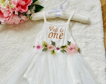Personalisiertes Blumenkleid zum ersten Geburtstag mit gesticktem Namen