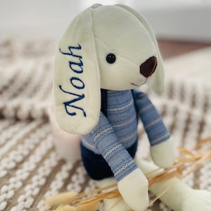 Conejito personalizado, conejito de peluche hecho a mano: un regalo para baby shower con bordado personalizado. El mejor regalo para bebé