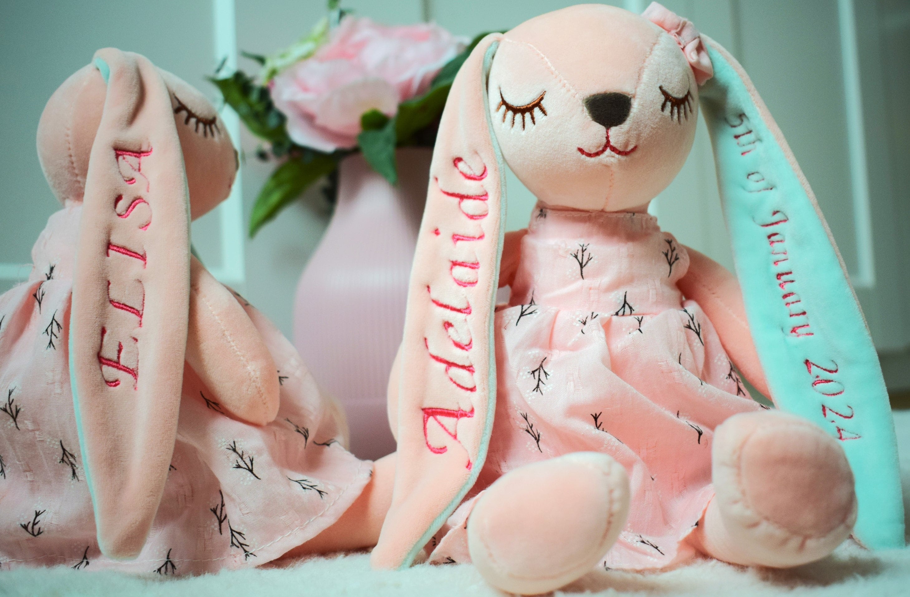 Entzückender personalisierter Hase: Ein aufmerksames Babyparty-Geschenk für Neugeborene - Personalisierter Hase mit Stickerei