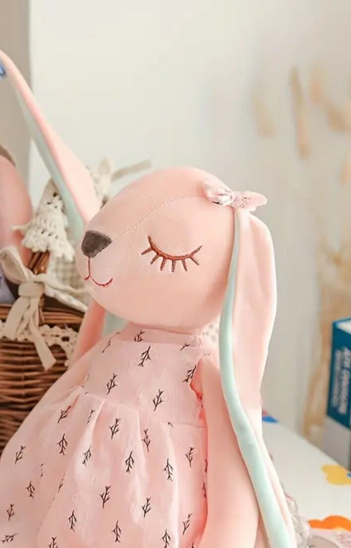 Entzückender personalisierter Hase: Ein aufmerksames Babyparty-Geschenk für Neugeborene - Personalisierter Hase mit Stickerei