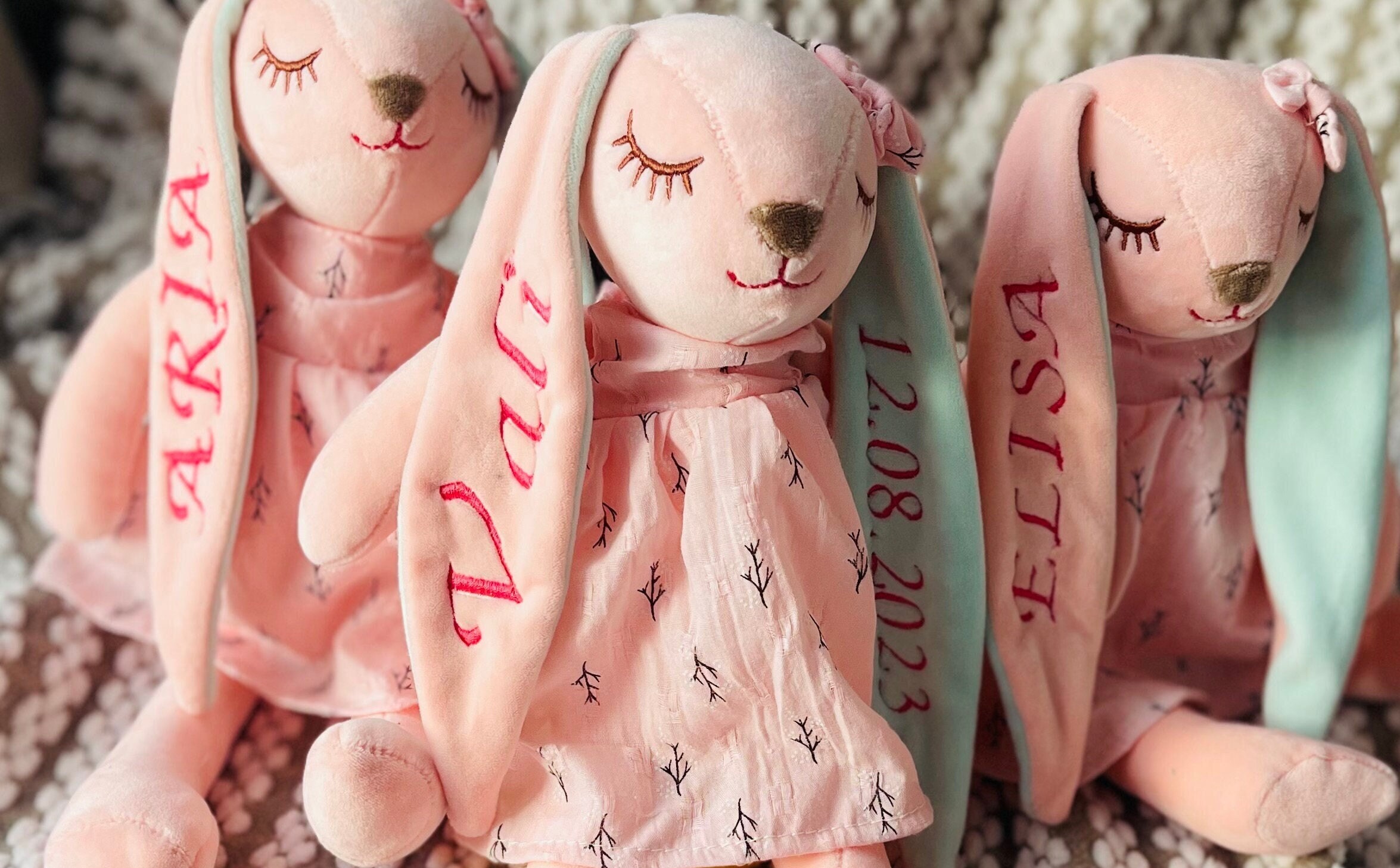 Entzückender personalisierter Hase: Ein aufmerksames Babyparty-Geschenk für Neugeborene - Personalisierter Hase mit Stickerei