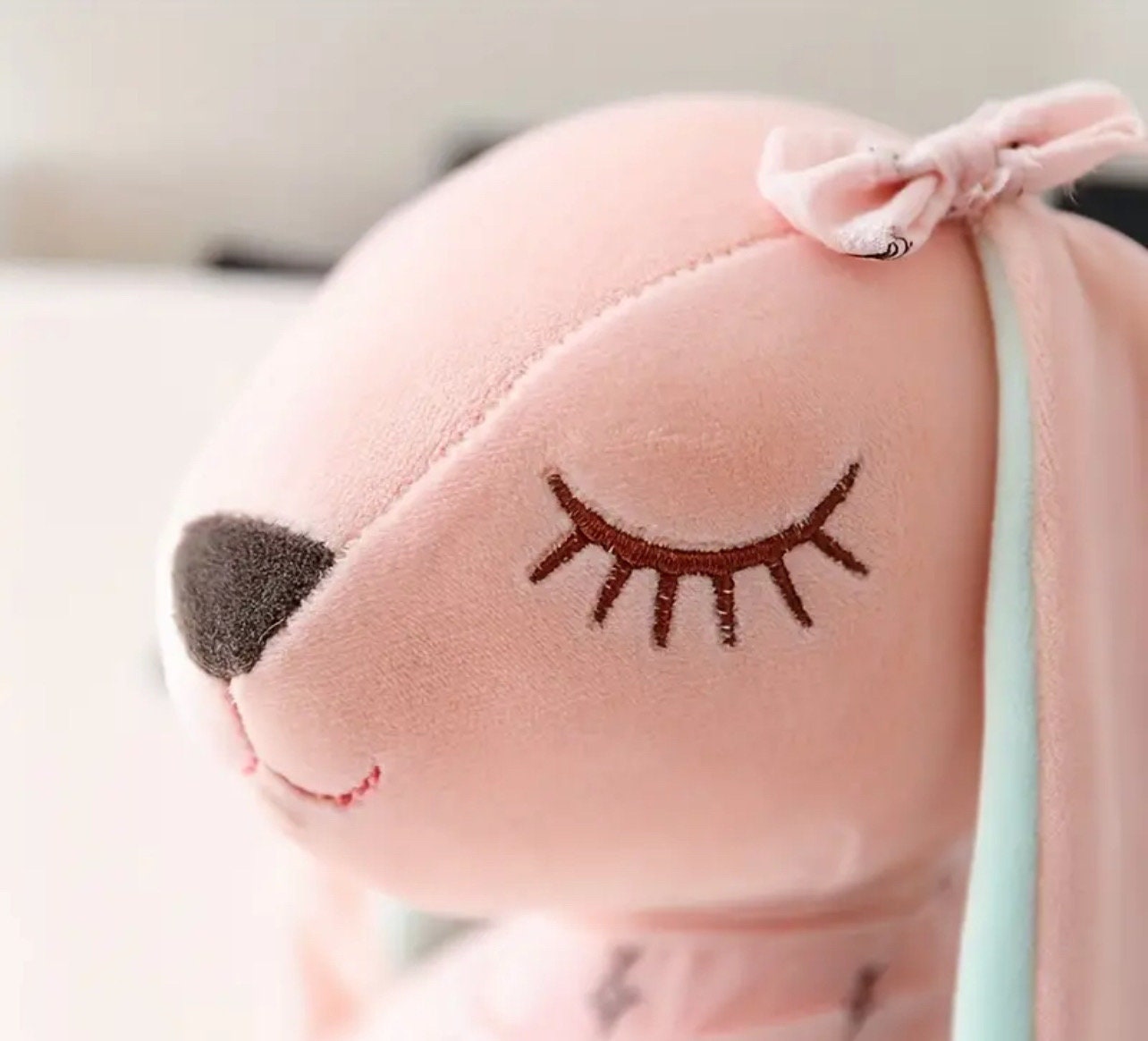 Entzückender personalisierter Hase: Ein aufmerksames Babyparty-Geschenk für Neugeborene - Personalisierter Hase mit Stickerei