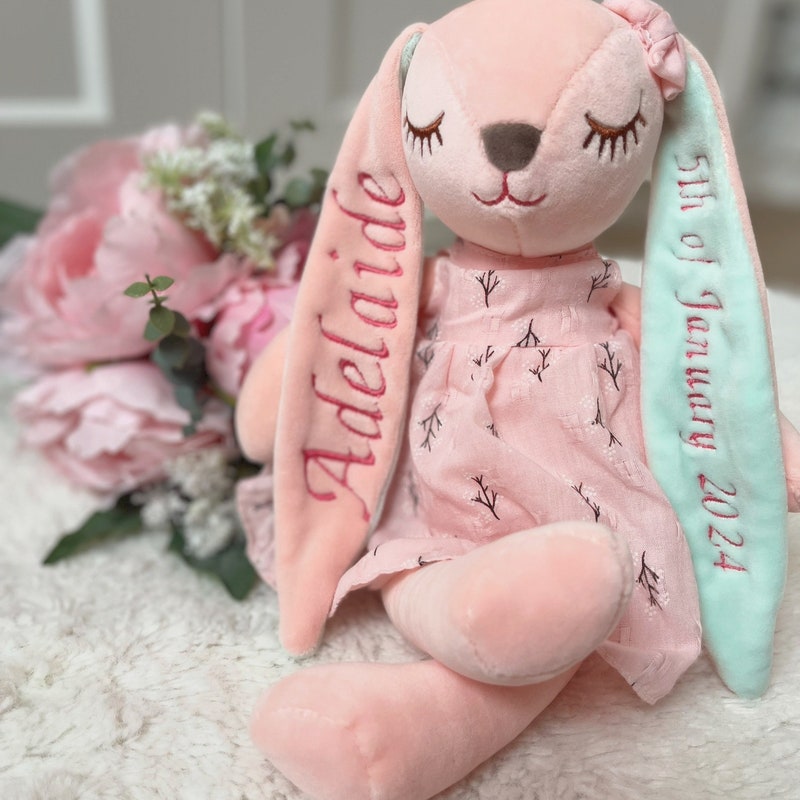 Entzückender personalisierter Hase: Ein aufmerksames Babyparty-Geschenk für Neugeborene - Personalisierter Hase mit Stickerei