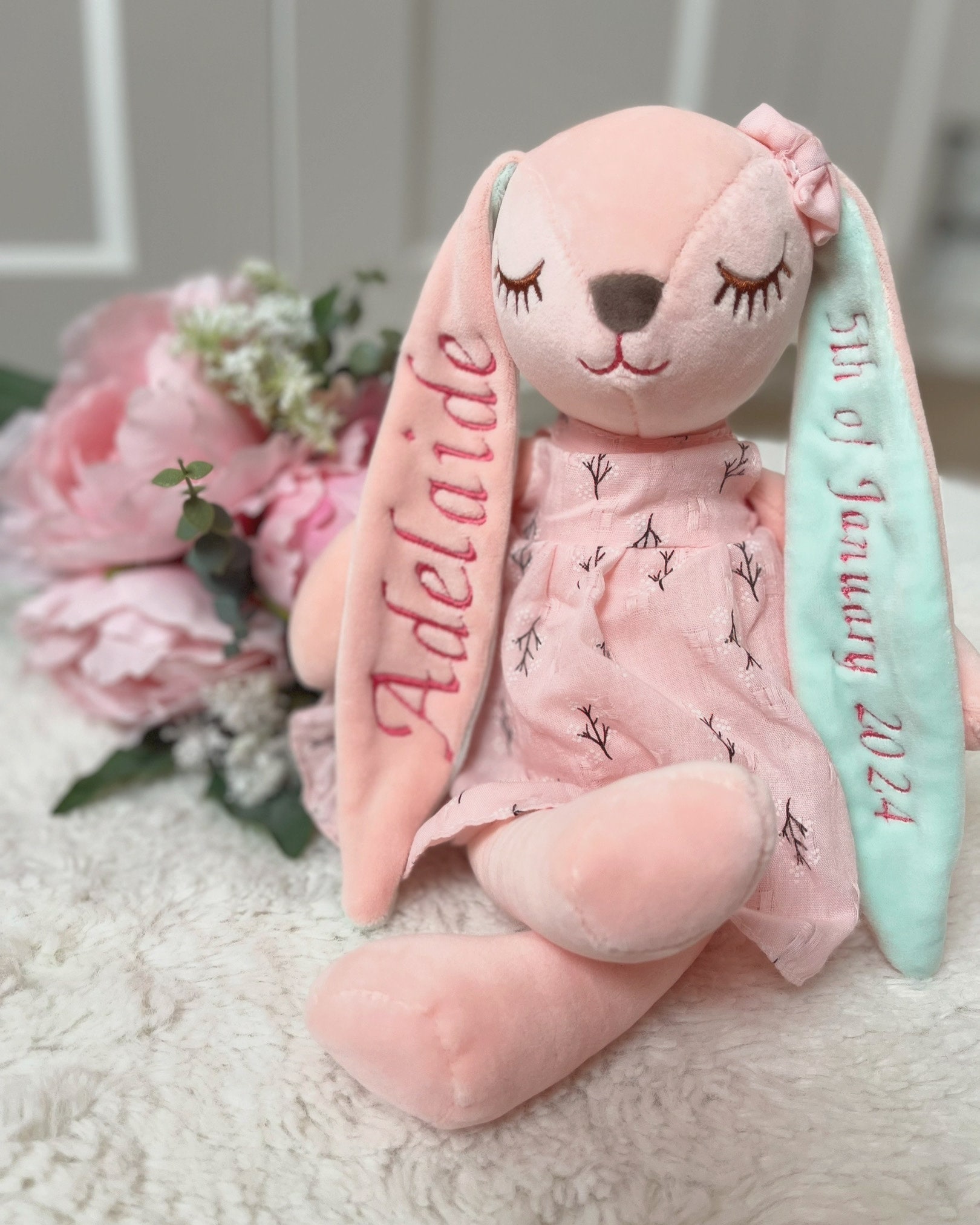 Entzückender personalisierter Hase: Ein aufmerksames Babyparty-Geschenk für Neugeborene - Personalisierter Hase mit Stickerei
