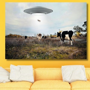 Impresión de OVNI y vacas, arte vintage de los años 70, lienzo con impresión fotográfica, arte cósmico retro, arte mural de OVNI, decoración espeluznante, arte retro para el hogar, listo para colgar.