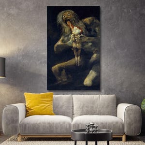 Puede incluir: Una impresión de arte mural rectangular que representa una pintura al óleo oscura de una figura de ojos muy abiertos y cabello gris largo, encorvada y consumiendo una forma humana pálida sobre un fondo negro profundo y sombreado.