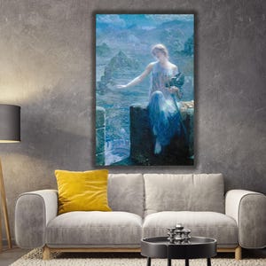 Könnte beinhalten: Ein rechteckiger Wandkunstdruck mit einem Gemälde einer Figur in einem fließenden blauen Kleid, die auf einem Felsvorsprung sitzt. Die Figur hält einen dunklen Helm vor einer Kulisse aus nebligen blauen Bergen und einer fernen Landschaft.