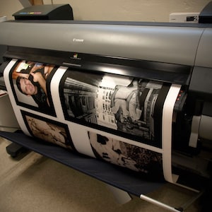 Banksy mit Luftballons Micky Maus Poster, Banksy Graffiti Leinwand, Wandkunst Design, Banksy Micky Maus Leinwand Graffiti Hands Arts, fertig zum Aufhängen Bild 4