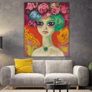 Può includere: Un dipinto colorato di una donna con un copricapo floreale e capelli verdi. L'opera presenta uno sfondo rosso con la scritta "Miss Danger". La donna indossa una collana con pendente a forma di cuore verde.