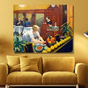 Puede incluir: Una pintura vintage representa una escena de restaurante con un camarero colocando fruta. Una cesta de naranjas, piñas y otras frutas se encuentra en un mostrador con limones. Los clientes están sentados en mesas en el fondo. La obra de arte tiene una paleta de colores cálidos.