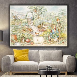 Pode incluir: Uma impressão de arte de parede retangular com uma ilustração em aquarela do Pedro Coelho em uma horta. A cena inclui coelhos, um pisco-de-peito-ruivo, um esquilo, plantas verdes, morangos vermelhos, um vaso de terracota e uma pá.