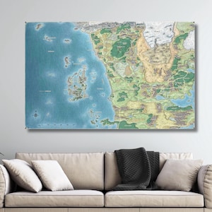 Puede incluir: Una impresión detallada de un mapa de fantasía que representa una región costera con islas, montañas y bosques. El mapa está representado en tonos de azul, verde y beige, con detalles intrincados. La impresión se muestra encima de un sofá beige.