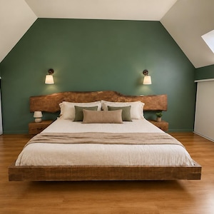 Könnte beinhalten: Ein Plattformbett mit einem Kopfteil und Rahmen aus Naturholz mit Baumkante, ausgestattet mit einer weißen Bettdecke, einem beigen Läufer, zwei weißen Kissen, zwei olivgrünen quadratischen Kissen und einem beigen rechteckigen Kissen, flankiert von zwei passenden Nachttischen.