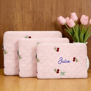 Gesteppte Kirsche Gestickte Laptop Tasche | Personalisierte Name 14 '' Laptophülle | Niedliche gepolsterte Computertasche für MacBook / Laptop