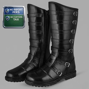 Może przedstawiać: Ręcznie robiony drewniany znak z napisem "Witamy" w stylu odręcznym. Znak jest pomalowany na biało z postarzanym wykończeniem, a mały zielony liść jest przymocowany na górze. Znak ma szerokość około 30 cm.