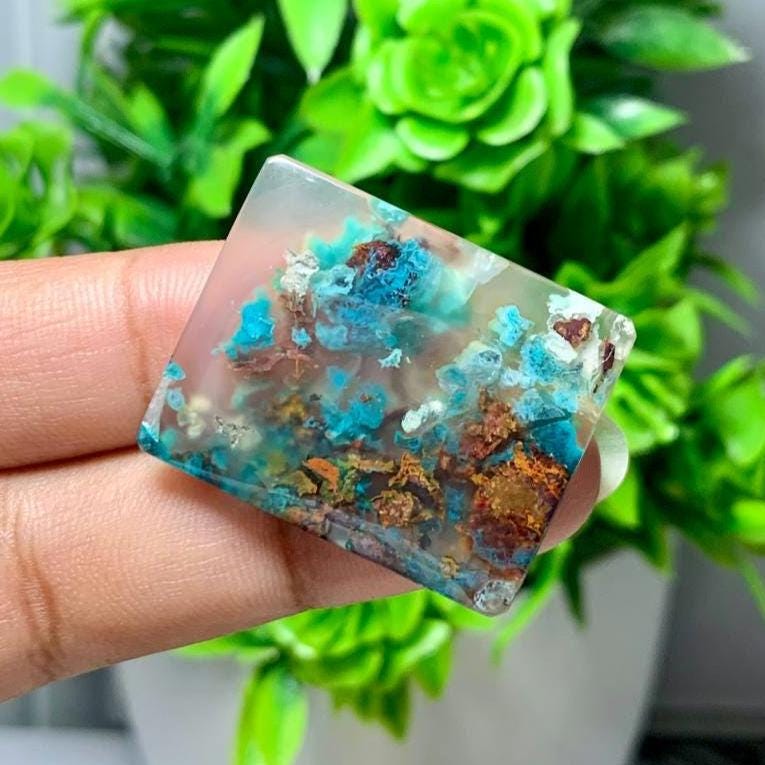 Glascabochons || Chrysokoll Konfetti gebürtiges Kupfer auf Chalcedon || Edelstein Schmuck in der Größe (29,5x23x4,5 mm)