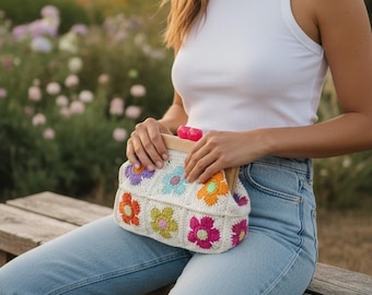 Clutch de ganchillo con flores cuadradas de abuela: cierre de madera con cierre de beso y correa ajustable