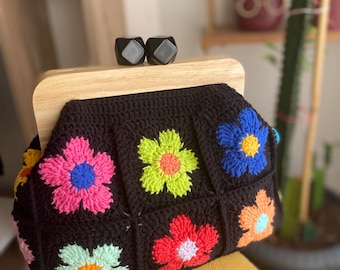 Clutch de ganchillo con flores cuadradas de abuela: cierre de madera con cierre de beso y correa ajustable