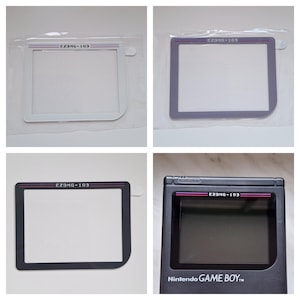 Może przedstawiać: Cztery różne szkła ochronne do Game Boy Color. Szkła ochronne są przezroczyste, fioletowe, czarne i czarne z konsolą Game Boy Color w tle. Szkła ochronne mają nadrukowany tekst "EZOMG-103".