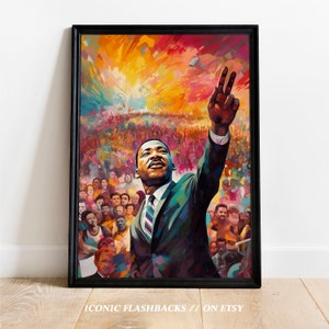Può includere: Un dipinto colorato di Martin Luther King Jr. che tiene un discorso. Indossa un abito e una cravatta e ha il braccio alzato in aria. Lo sfondo è una folla di persone e un cielo luminoso e astratto.