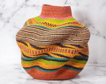 Handgeweven Afrikaanse pottenmand – Kleurrijke Bolga-bewaarvaas, boho-decor
