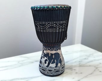 ガーナ製 アフリカンドラム 木彫り 太鼓 ジャンベ系 民族楽器 高さ65cm 手作りガーナジャンベドラム、アフリカの楽器（12x22インチ） - Etsy 日本