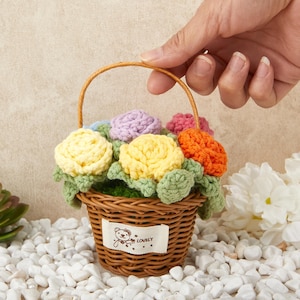 Handgemaakte gehaakte bloem met mand, mini-gehaakte bloemen, rozenbloemenmand haakpatroon DIY woondecoratie, cadeau voor verjaardag, moeder, BFF