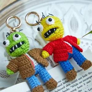 Handgemachte Zombie häkeln Muster Schlüsselanhänger, DIY Zombie Amigurumi für Crocheter,DIY Geschenk für Bff / Mutter / Kind, Taschenanhänger