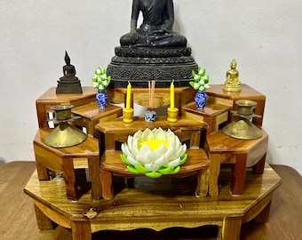 Weißer Glas-Altarbecher Mit Lotus-Muster – 8,7 Cm Hoch, Inkl. Deckel & Teller | Buddhistisches Opfergefäß Für Den Altar