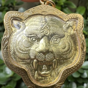 Amuleto de Buda con colgante de tigre, Lp Pern, bendecido y poderoso de Wat Bang Phra, talismán budista para atracción, amuleto encantador de buena suerte