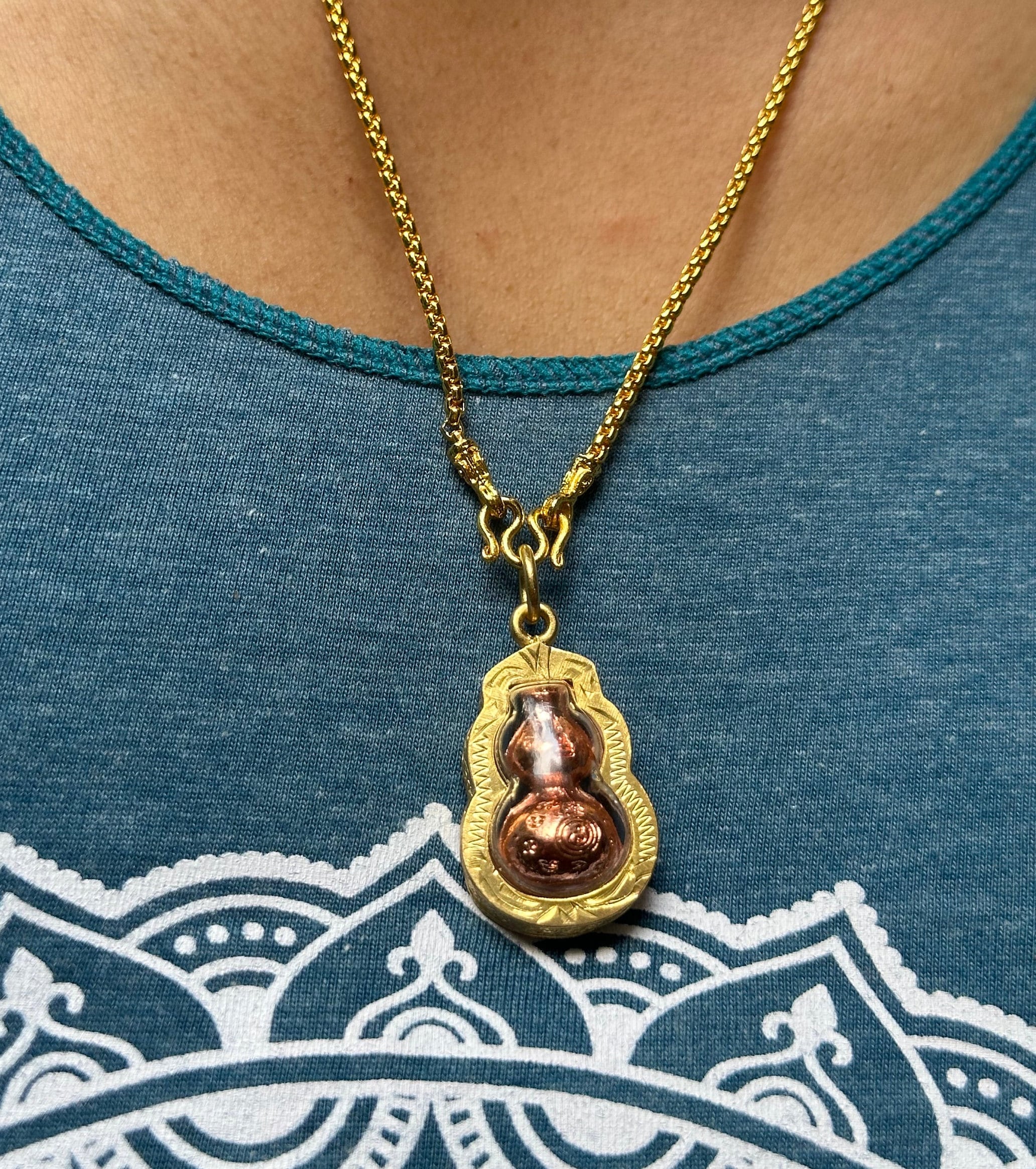 タイ・ナム・タオのお守り:富と幸運のひょうたんペンダント